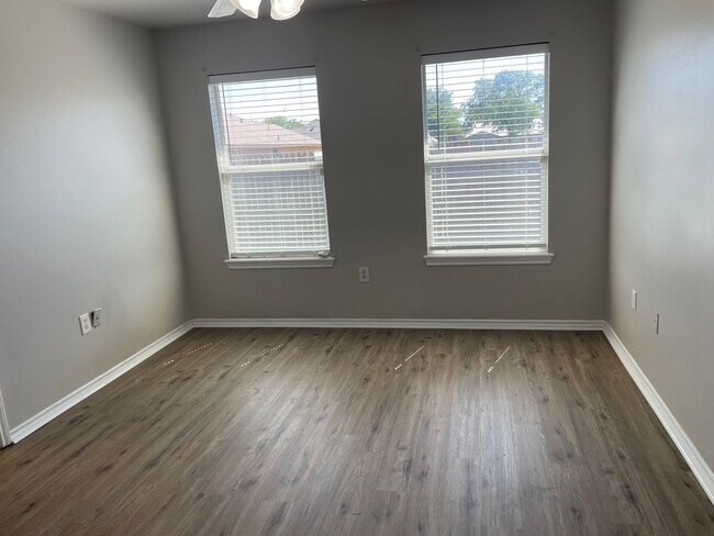 Building Photo - 706 N Englewood Ave