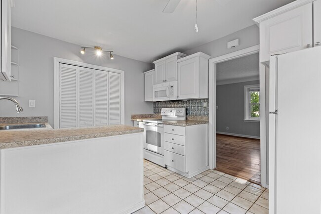 Building Photo - 3915 Linwood Ave