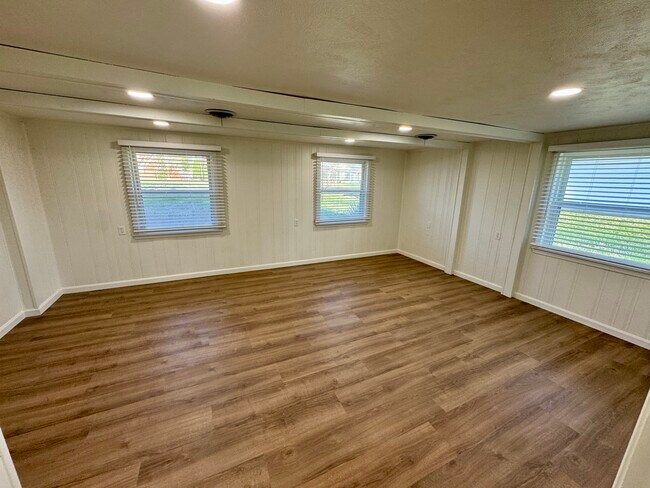 Building Photo - Aylesbury Home