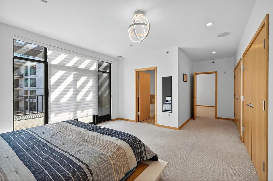 Building Photo - 3104 W Lake St