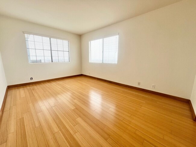 Building Photo - Roomy Signal Hill condo in Hillside Pines ...
