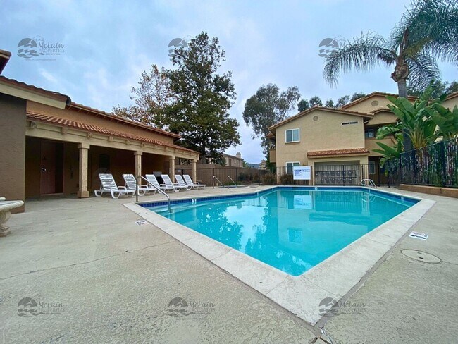 Building Photo - Second Story 2 Bd/2Ba Townhouse in San Marcos