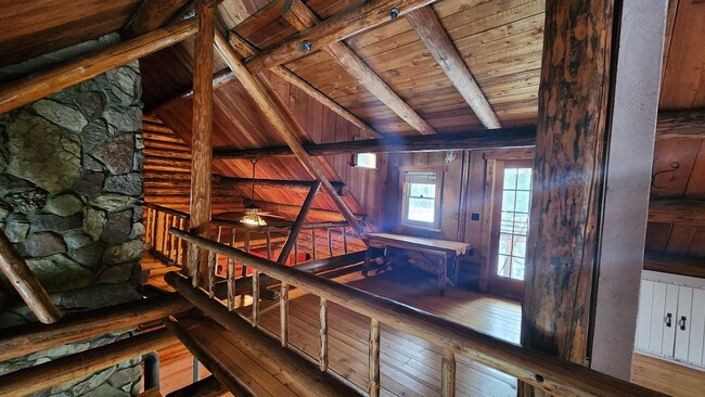 Building Photo - Beautiful Log Cabin in Condon