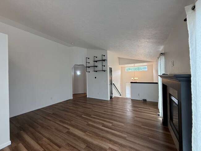 Building Photo - New Listing! Beautiful 4 Bed / 3 Bath Home...