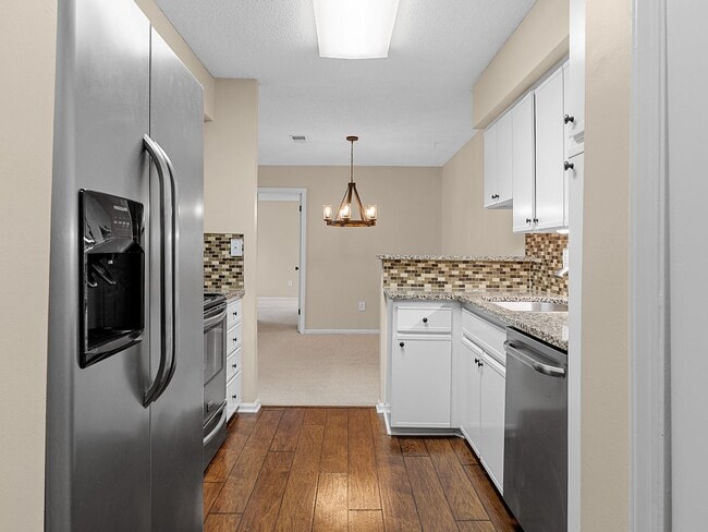 Building Photo - Gorgeous 2 bedroom home- Move-In Ready Condo in Parkview. Minutes to Downtown Greenville & the Ne...