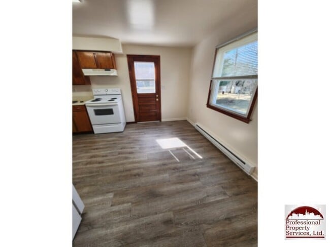 Building Photo - Country Living Near Commuter Routes