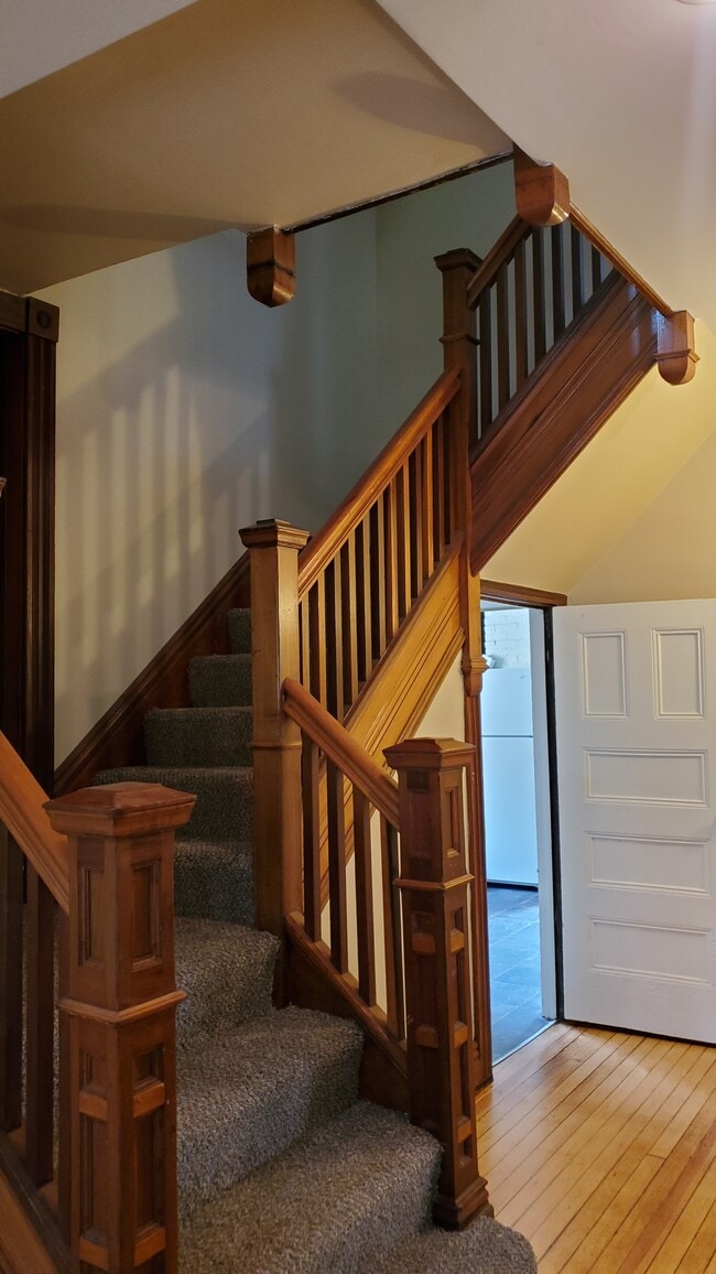 Building Photo - 221 Alexander St