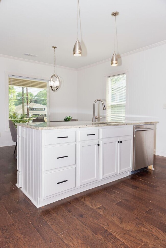 Building Photo - Spacious 4/3.5 w/ Master on Main and Fully...