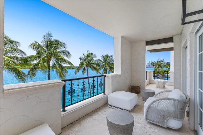 Building Photo - 2436 Fisher Island Dr