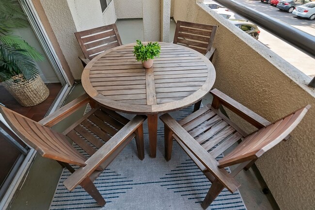 Building Photo - Great Woodland Hills Location!