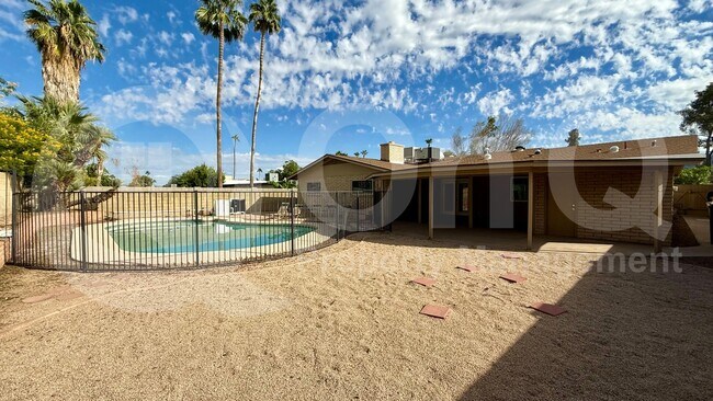 Building Photo - 2502 E Sahuaro Dr