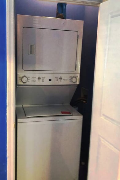 Building Photo - 202 W 1st St