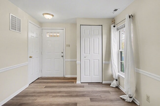 Building Photo - Beautiful Spacious Townhome