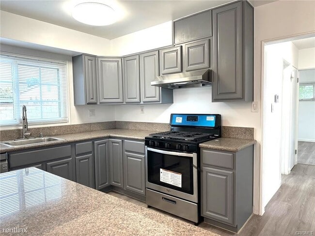 Building Photo - 3 br, 2 bath House - 9000 Sylmar Ave