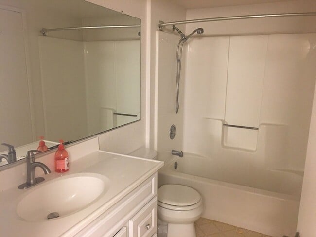 Building Photo - Updated End Unit 3 Bedroom Townhome