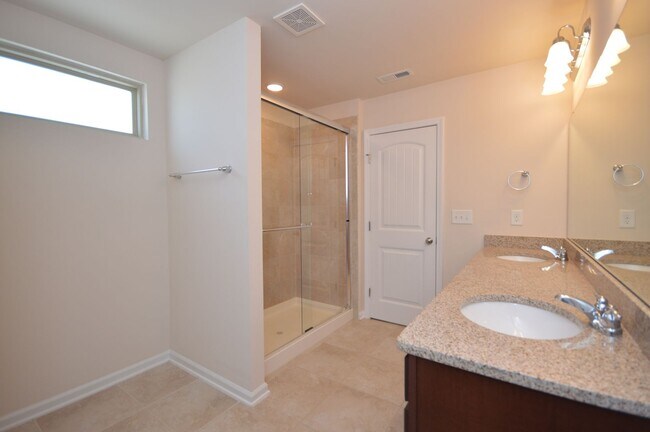 Building Photo - 904 Cozy Oak Ave