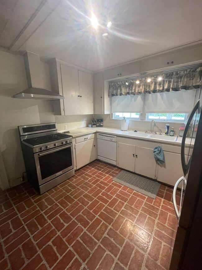 Building Photo - Spacious South Highlands 2 Bedroom Home with flex rooms!