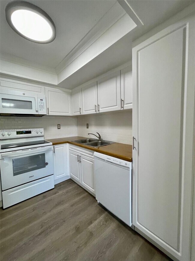 Building Photo - 9015 SW 125th Ave