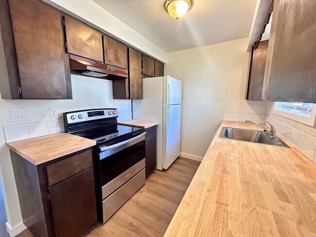 Building Photo - Charming Ground-Level 1 Bed with In-Unit Laundry