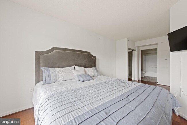 Building Photo - 3101 N Hampton Dr