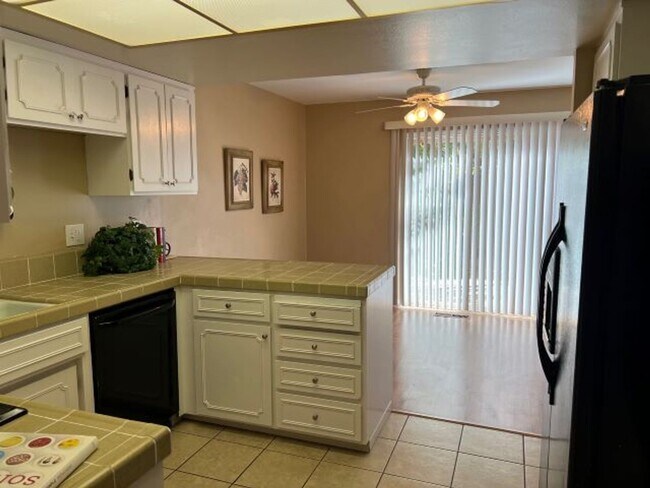 Building Photo - Spacious Los Gatos town home with two car garage.