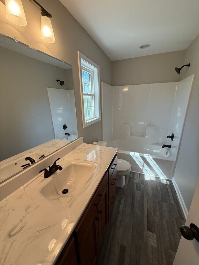 Building Photo - 3 Bed/2 Bath House with 2 Car Garage (NEW ...