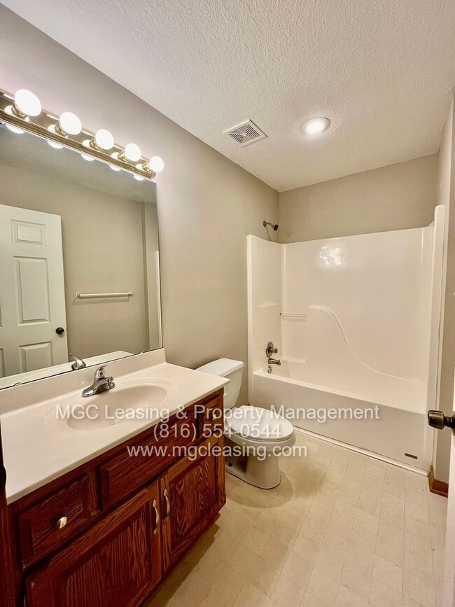 Building Photo - RANCH STYLE DUPLEX AVAILABLE NOW - SELF-TOUR!