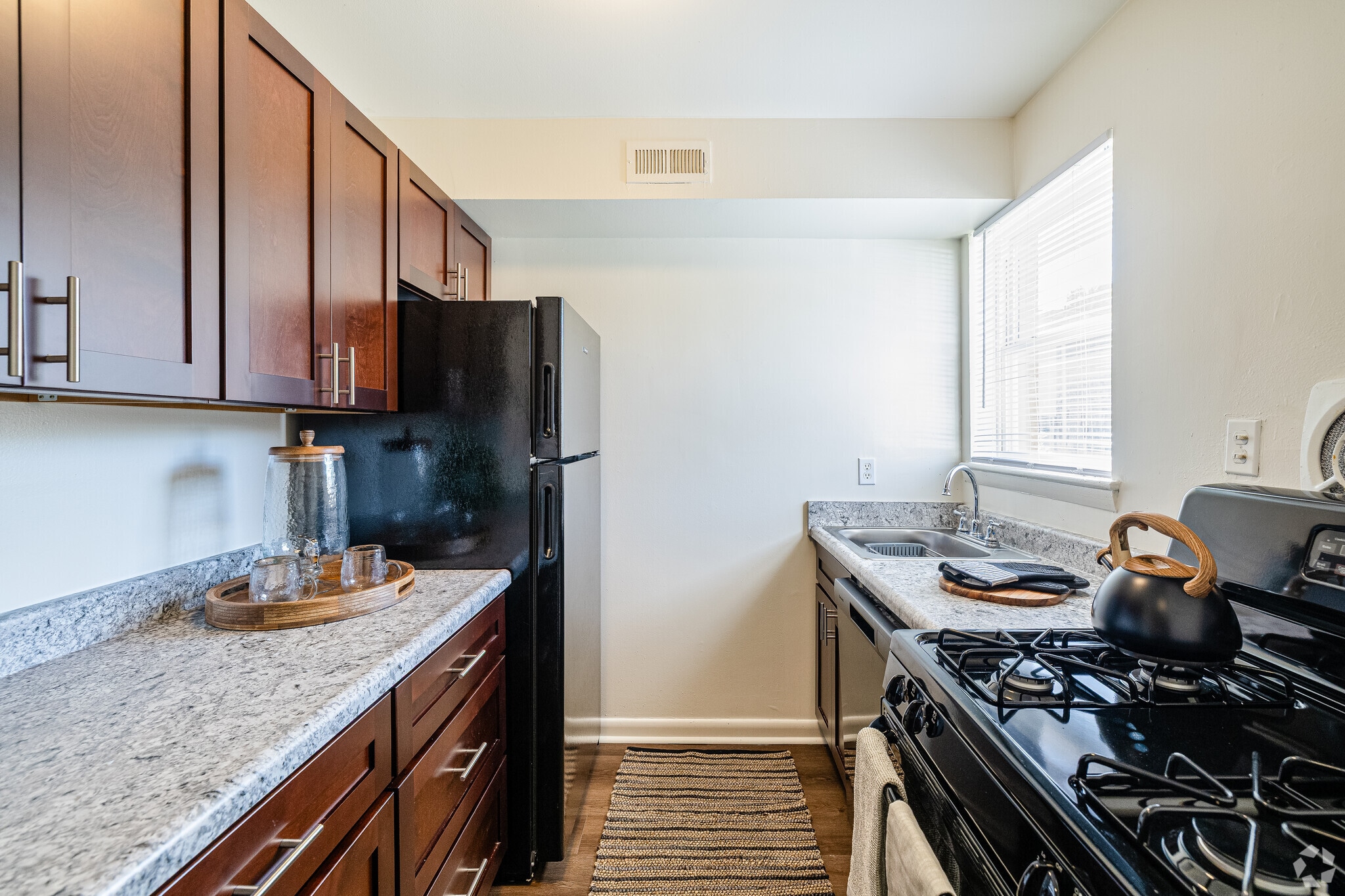 2BR, 1BA - 950SF - Kitchen - Village at the Arbors