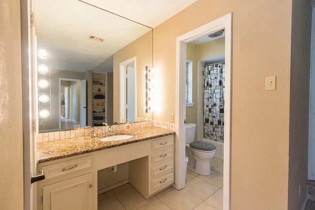 Master Bath - 3508 Grande Bulevar