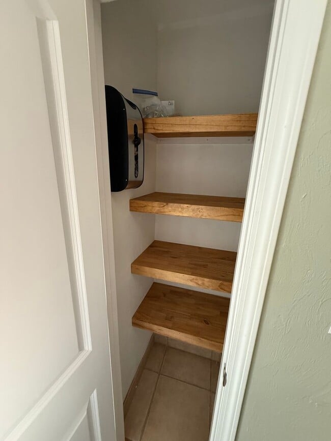 Building Photo - 2/2.5 Townhouse off of Tharpe st! Central ...