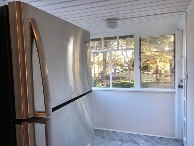 Building Photo - Historic 2-bedroom, 1.5 bath home in the h...