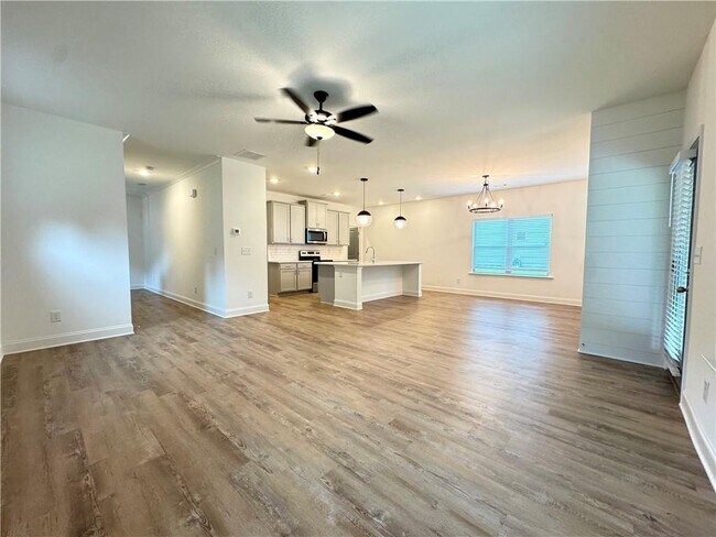 Building Photo - 2955 Vinca Dr