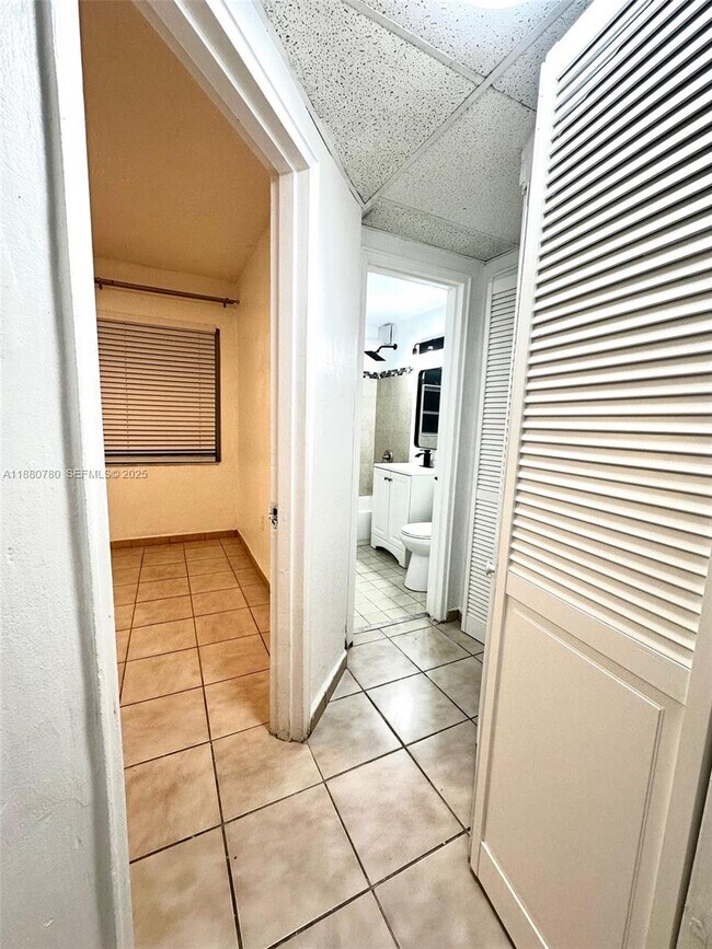 Building Photo - 3401 SW 9th Terrace