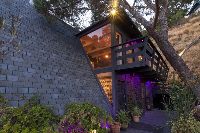Building Photo - 2144 Sunset Plaza Dr