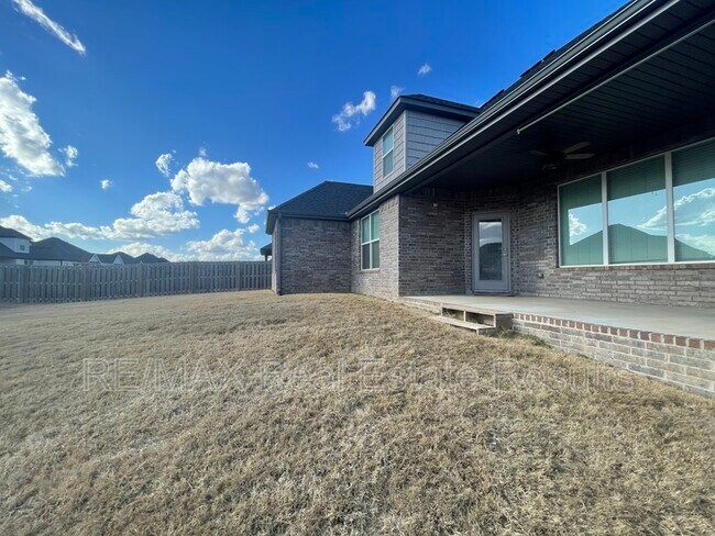 Building Photo - 2012 W Gilligan Ave