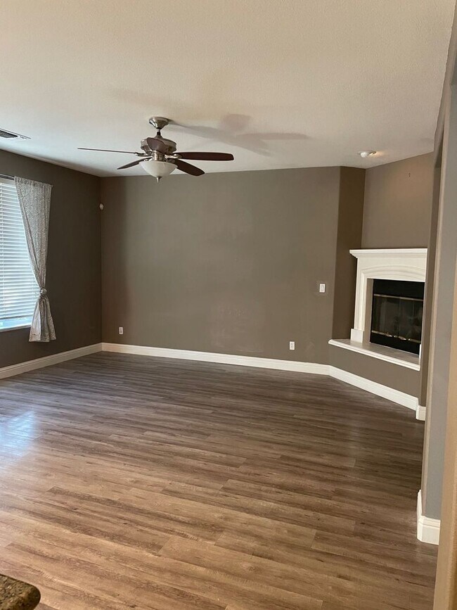 Building Photo - Beautiful 5 Bedroom 3 Bath Home in Twelve ...