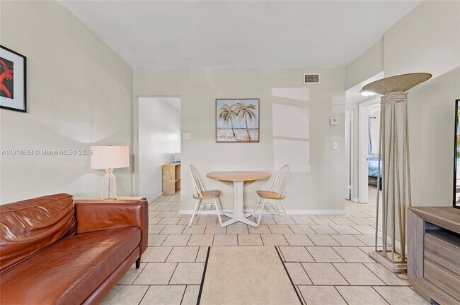 Building Photo - 1127 NE 5th Ave