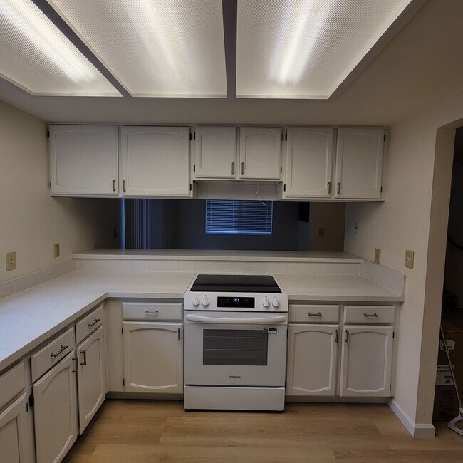 Building Photo - 931 Estudillo St