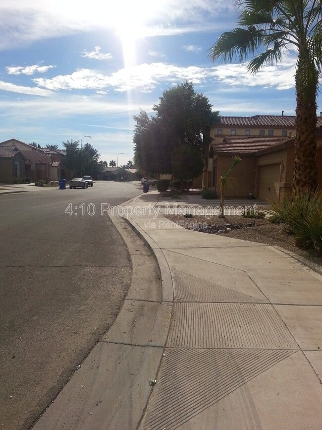 Building Photo - 2644 E Chester Dr