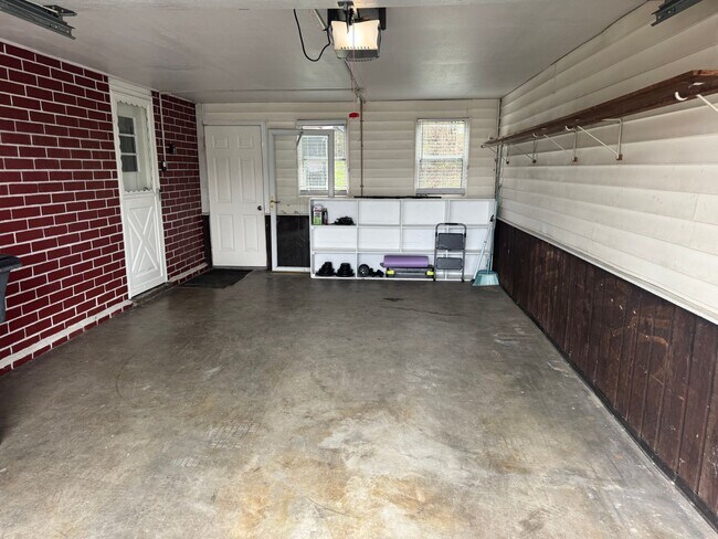 Building Photo - 2 Bedroom 1 Bath Duplex Located in Kingsport, TN
