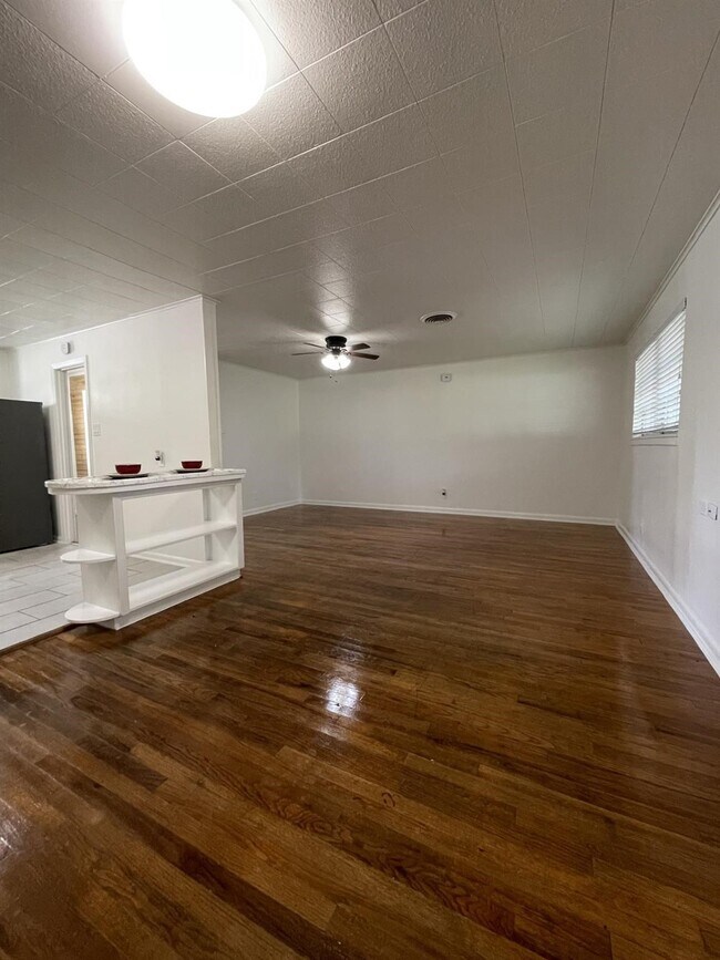 Building Photo - 1004 Oak Dr