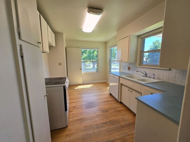 Building Photo - Beautiful North Side Home! Available Now!