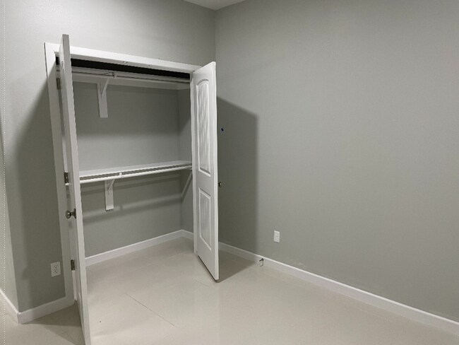 Building Photo - 2511 N Vineyard Ave