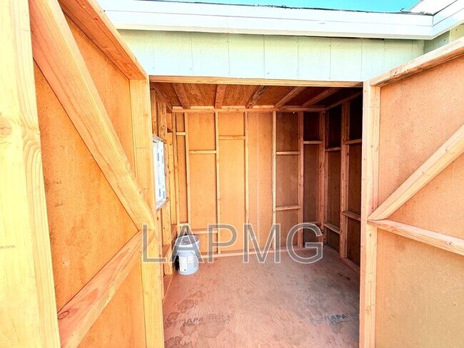 Building Photo - 10837 Fellows Ave