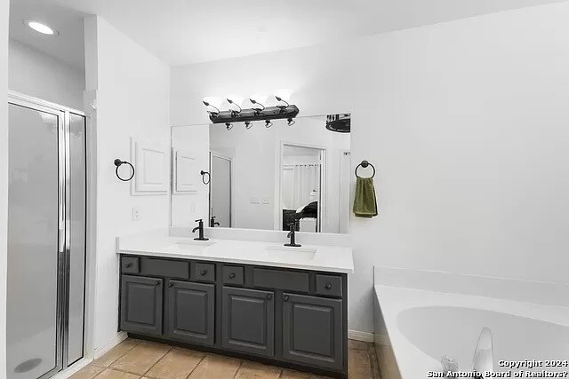 Master Bathroom - 25015 Lost Arrow