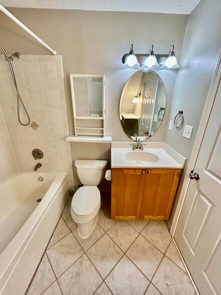 Building Photo - 2771 Skyland Dr NE