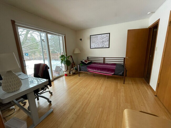 Building Photo - 1708 Pleasant St