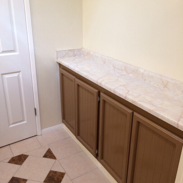 Building Photo - 2206 Hermosa Ct
