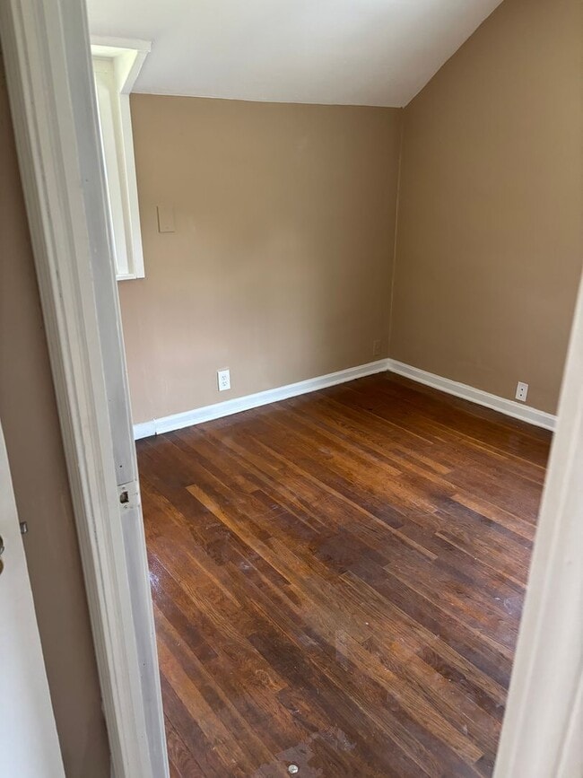 Building Photo - Section 8 welcome, 4bd 2 bath
