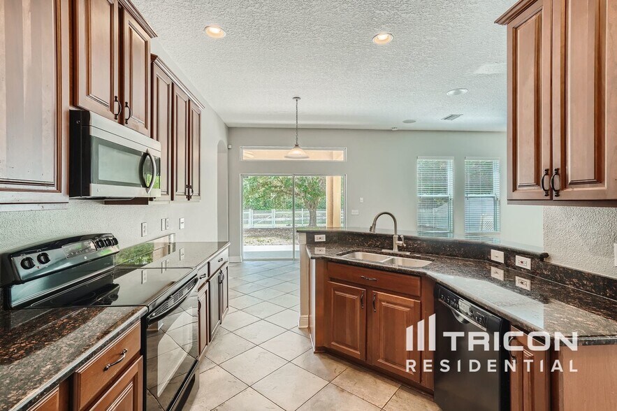 Building Photo - 7982 Camden Woods Dr